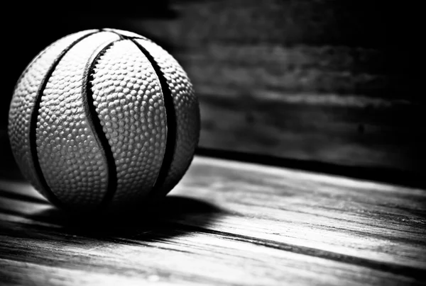 ışık efekti ile ahşap bir zemin üzerinde topları 