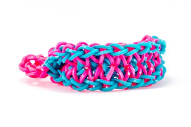 Lastik dokuma tezgâhı bantlar ile yapılmış bilezikler yakın çekim 