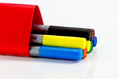 Beyaz zemin üzerine kırmızı bir kutu içinde renkli sopa.