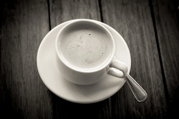 Café em vidro sobre mesa de madeira nas costas e cor branca — Fotografia de Stock