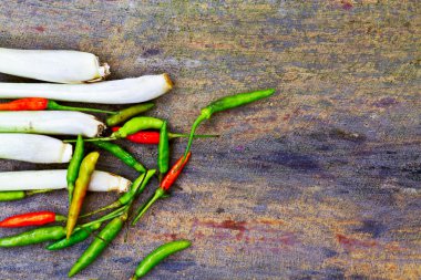 Biber ve Limon otu eski bir ahşap zemin üzerinde boş alan ile