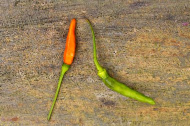 Eski bir ahşap zemin üzerine kırmızı ve yeşil biber. 