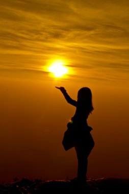 Genç kadın ayakta silah siluet yükselen S altında yapılan