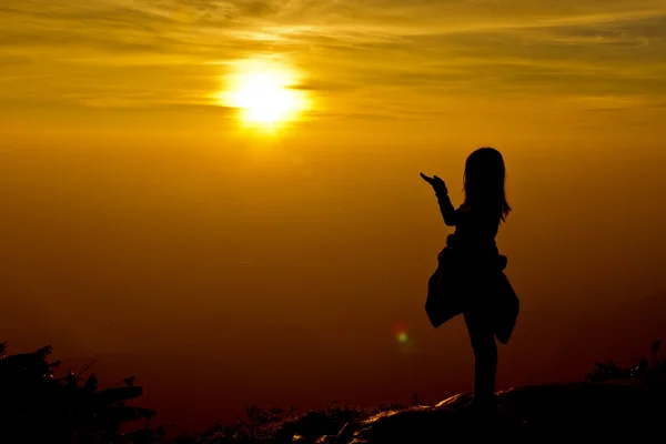 Silueta de la mujer joven de pie brazos hizo una forma de corazón. Unde — Foto de Stock