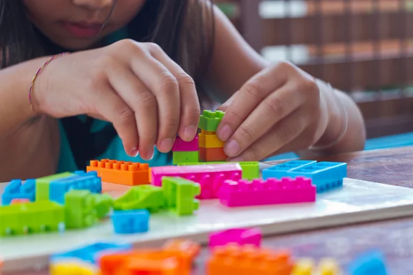El plastik blok oyuncak toplandı. 