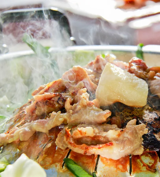 Schweinefleisch im koreanischen Stil grillen. — Stockfoto