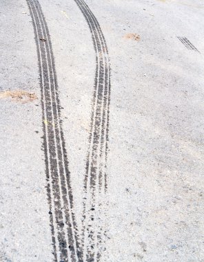 Kaldırım eski yolda lastik işaretleri.