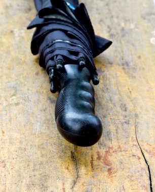 Ahşap üzerine idare siyah şemsiyesi kapandı