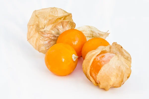 Закрытие мыса Крыжовник или Физикалис фрукты на белом столе — стоковое фото