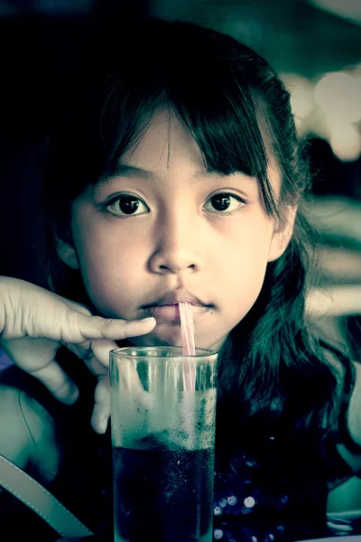 Девушки сосут воду из стеклянной трубки и смотрят в камеру . — стоковое фото