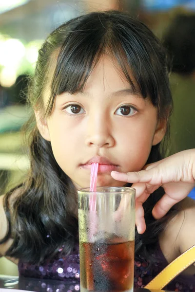 Mädchen saugen Wasser aus der Glasröhre und schauen in die Kamera. — Stockfoto