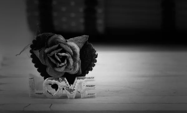 Старинные розы и любовные письма на деревянном полу . — стоковое фото