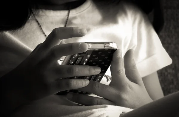 Молодая девушка рука играть со смартфоном — стоковое фото