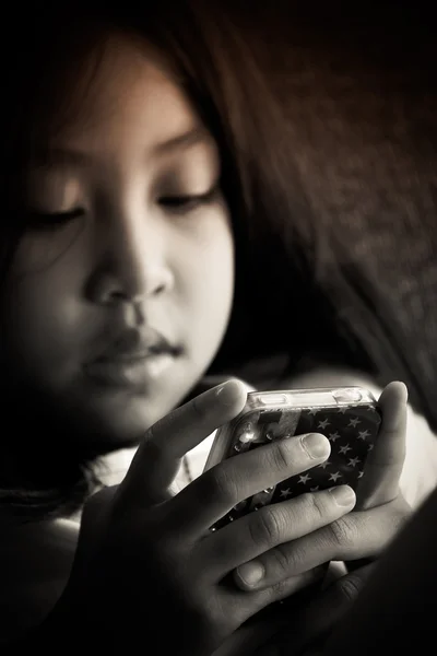 Chica joven mano jugar con el teléfono inteligente — Foto de Stock