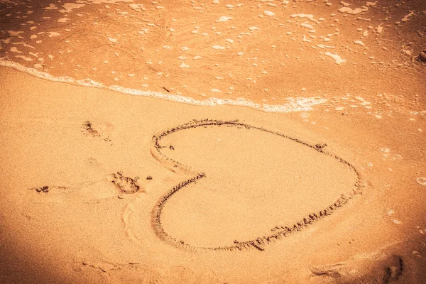 Serce symbol na piaszczystej plaży — Zdjęcie stockowe