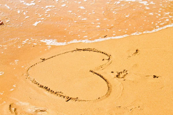 Herzsymbol am Sandstrand — Stockfoto