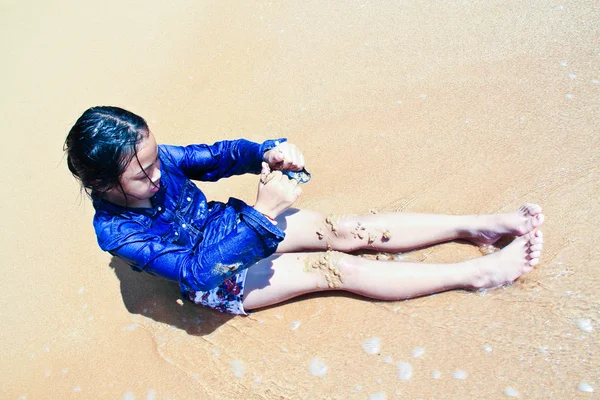 Niña jugar con arena en la playa —  Fotos de Stock