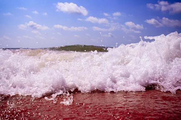 Onda oceânica quebrando na praia — Fotografia de Stock