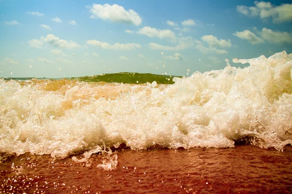 Onda oceânica quebrando na praia — Fotografia de Stock