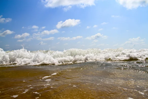 Quebra de ondas na praia — Fotografia de Stock