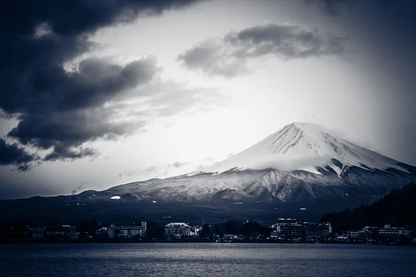 Szent Fuji hegy tetején hóval Japánban. — Stock Fotó