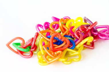 Beyaz arka plan üzerinde plastikten yapılan kalp sevmek