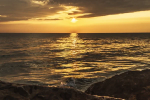 Naturaleza borrosa fondo de la puesta de sol sobre el mar —  Fotos de Stock