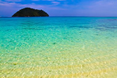 Güzel tropikal su sığ ve Koh Lipe, kumlu plaj