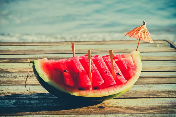 Close up van watermeloen op houten tafel in de buurt van de kust. — Stockfoto