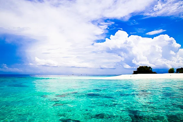 Beautiful of Shallow tropical water and sandy beach — Stock Photo, Image