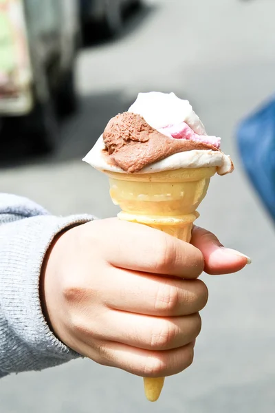 Crème glacée à l'intérieur jeune fille main — Photo