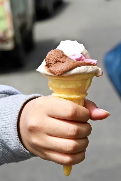 Crème glacée à l'intérieur jeune fille main — Photo