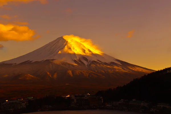 Belle montagne sacrée de Fuji dans la matinée avec sur le dessus — Photo