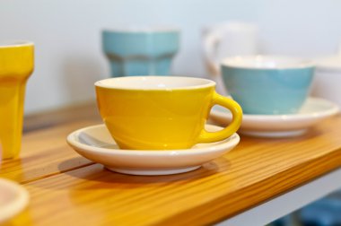 Ahşap raf kahve fincanı