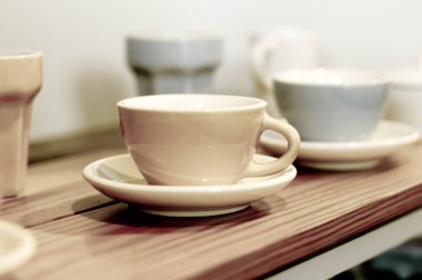 Ahşap raf kahve fincanı