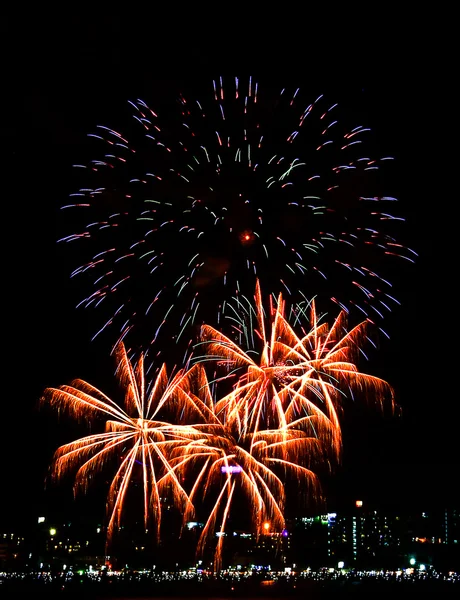 Feuerwerk am schwarzen Himmel — Stockfoto