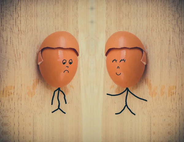 Dos amigos felices con huevo pintado — Foto de Stock