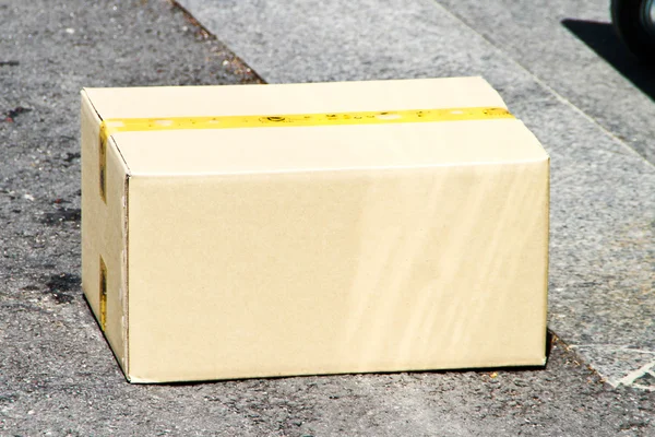 Sokakta karton kutu — Stok fotoğraf