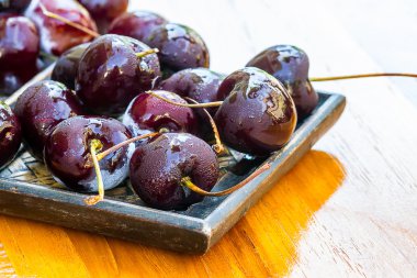 Cilt vintage için tutunmuş kiraz ve Su damlacıkları yakın çekim