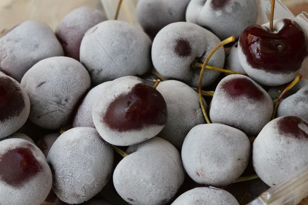 Bayas de cereza congeladas en la mesa de madera — Foto de Stock