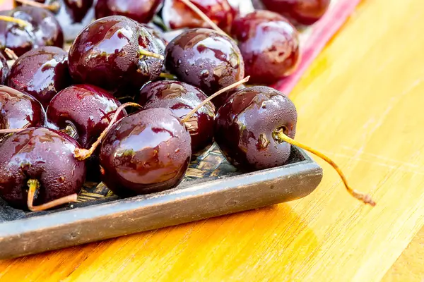 Bagas de cereja na mesa de madeira — Fotografia de Stock