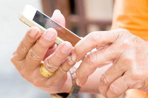 eski adam oyun eski smartphone telefon ile el 