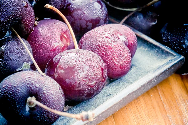 Bagas de cereja na mesa de madeira: close-up — Fotografia de Stock