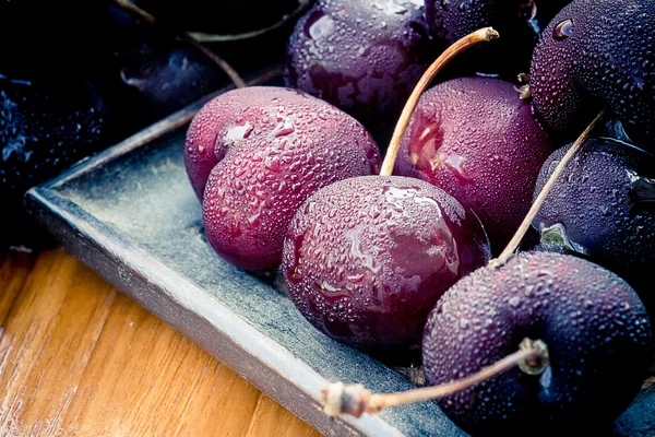 Bagas de cereja na mesa de madeira: close-up — Fotografia de Stock