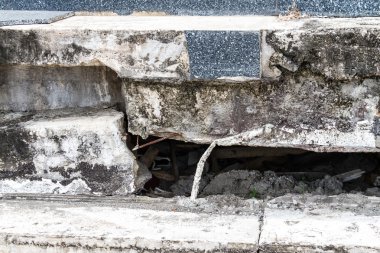 Beton ayrı kırdı ve battı.