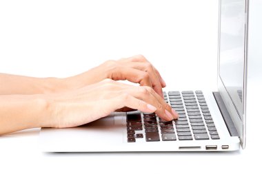 kadın el beyaz masa laptop yazarak