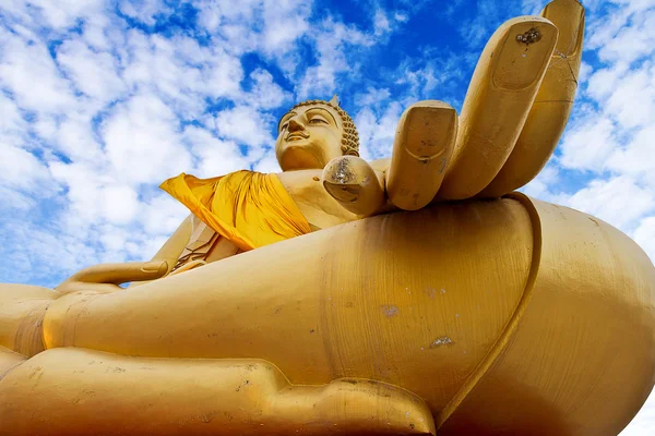 Big beautiful buddha statues against the sky,THAILAND — Stock Photo, Image