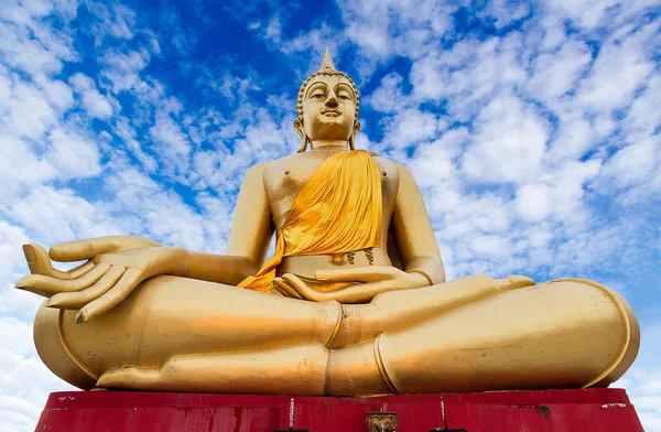 Stor vacker buddha statyer mot himlen, Thailand — Stockfoto