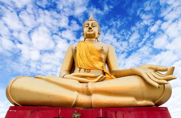 Μεγάλη όμορφη αγάλματα του Βούδα κατά τον ουρανό, Ταϊλάνδη — Φωτογραφία Αρχείου