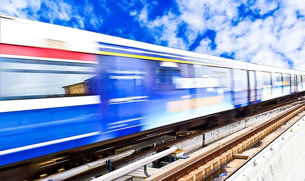 Περίληψη της τραίνο υψηλής ταχύτητας με όμορφο ουρανό φόντο — Φωτογραφία Αρχείου
